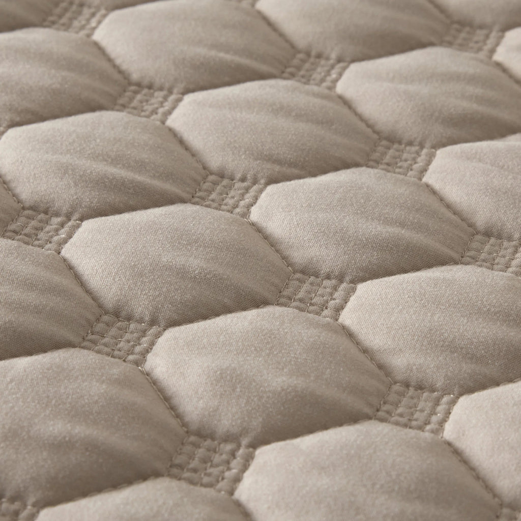 Classic Honeycomb Quilt Set